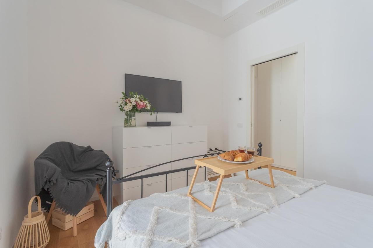 Independence Apartment With Balcony By Rent All Como Exteriör bild