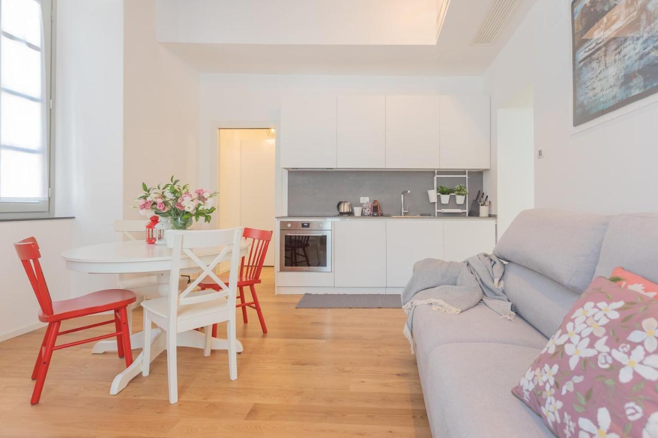 Independence Apartment With Balcony By Rent All Como Exteriör bild