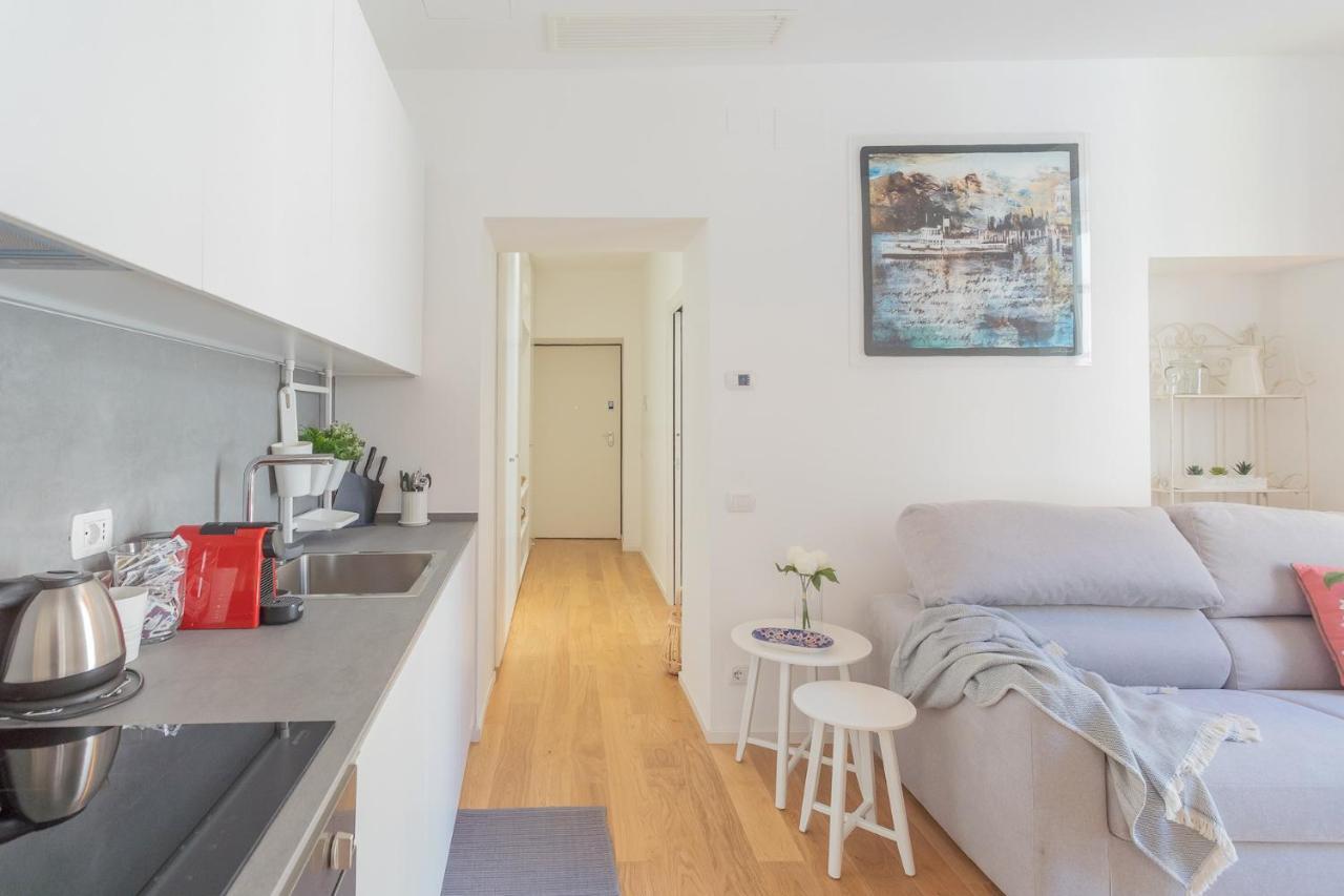 Independence Apartment With Balcony By Rent All Como Exteriör bild