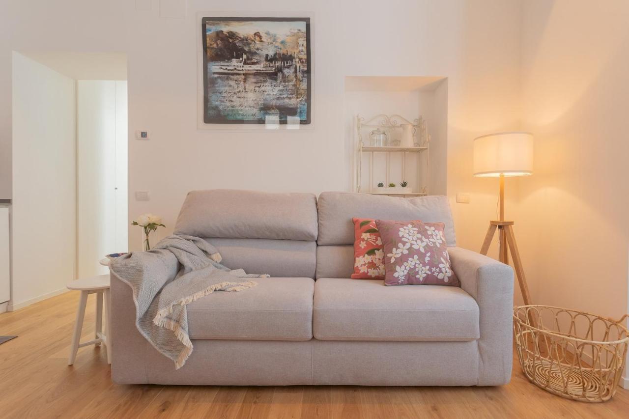 Independence Apartment With Balcony By Rent All Como Exteriör bild