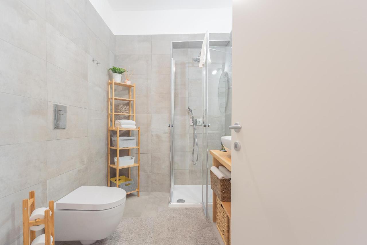 Independence Apartment With Balcony By Rent All Como Exteriör bild