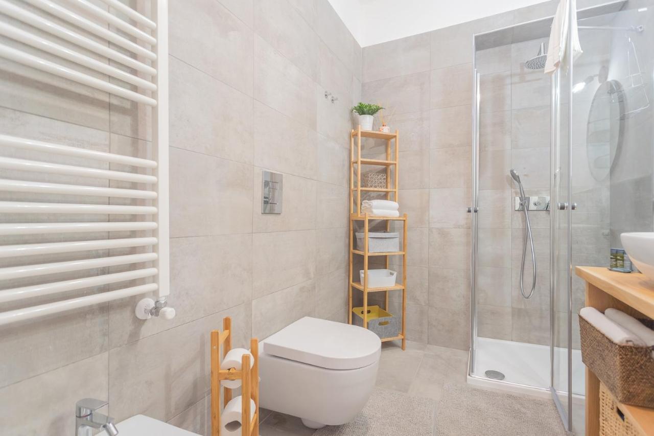 Independence Apartment With Balcony By Rent All Como Exteriör bild