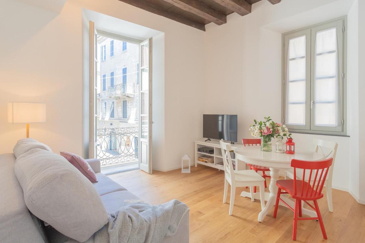 Independence Apartment With Balcony By Rent All Como Exteriör bild