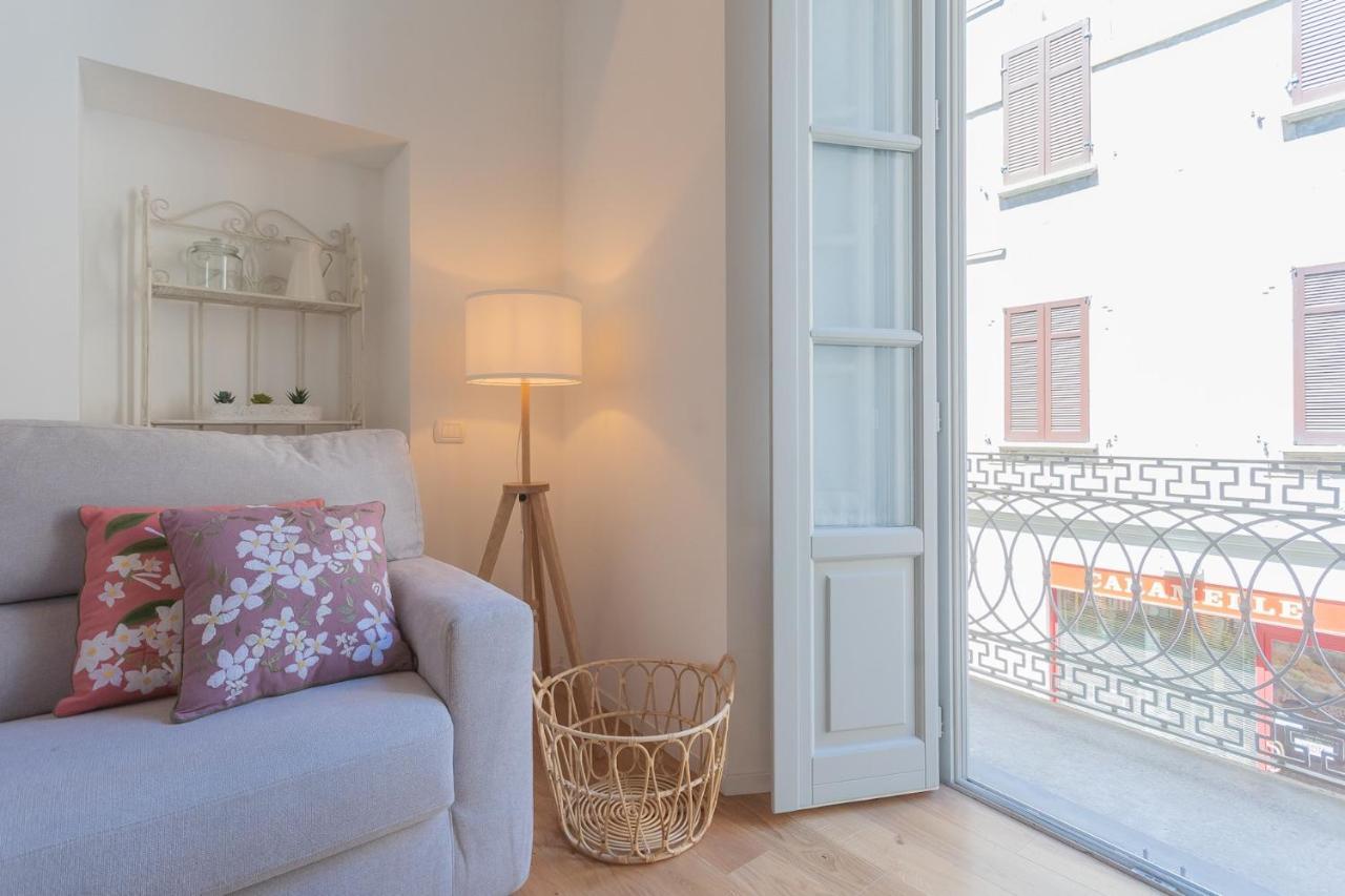 Independence Apartment With Balcony By Rent All Como Exteriör bild