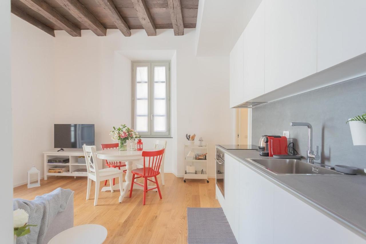 Independence Apartment With Balcony By Rent All Como Exteriör bild